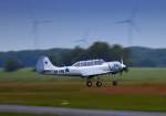 Yak 52 im Landeanflug beim Flugplatzfest in Anklam.