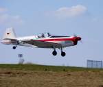 Zlin 526 AFS  D-EZTT im Endanflug auf den Flugplatz Gera EDAJ am 30.8.2008
Der Flieger ist eine der fnf noch fliegenden,ehemaligen GST AFS aus DDR-Zeiten.Sie hie frher DDR-WQG.