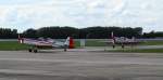 Ein Duo Zlin Z-526AFS Akrobat (D-EWQC und Schwestermaschine) nach erfolgreicher Kür. Hier gesehen bei den Flugtagen auf dem Flugplatz in Bautzen. 09.08.2014