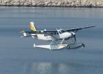 A6-SEB, Cessna 208B Grant Caravan, Sea Wings Seaplane Tours, vor der Wasserung im Kreuzfahrthafen von Dubai.