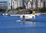 DHC-3 Otter C-FLAP auf dem Weg zum Start und C-GHAG zur Parkposition am Viktoria Harbour Airport (YWH)am 12.9.2013