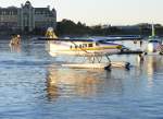 De Havilland DHC-3 Otter C-FRNO gelandet am Viktoria Harbour Airport (YWH) 12.9.2013 Und das Wassertaxi ist schon im Anmarsch !