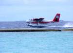 8Q-MAF,DHC-6 Twin Otter, Trans Maldivian Airways, bei der Ankunft auf Meedhupparu (Raa Atoll) am 16.3.2015