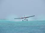 Ein Twin Otter DHC-6 beim start auf dem Indischen Ozean. 12.1.08