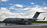 Boeing C-17, SAC PAPA 01, NATO HAW bei der Ausladung auf Maribor Flughafen MBX.