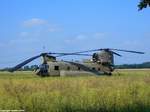 Transporthubschrauber Boeing CH-47 CHINOOK - 14-08462 - der U.S.ARMY, die CHINOOK war bei Beerendorf nahe Delitzsch in Sachsen notgelandet. Gestartet war er in Katterbach/Ansbach und sollte zur NATO-Übung  Saber-Strike 18  nach Polen fliegen. Die CH-47 wurde mehrere Tage auf dem Feld instandgesetzt (innerhalb eines temporären Militärischen Sicherheitsbereich), die Ladung in einen anderen CH-47 umgeladen. Aufgenommen am 05.Juni 2018.