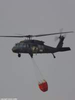 Sikorsky UH-60 BLACK HAWK der U.S.ARMY (452) mit Löschwasser-Außenlastbehälter, eingesetzt zur Waldbrandbekämpfung bei Dragas. Aufgenommen bei Prizren, September 2015.