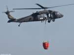 Sikorsky UH-60 BLACK HAWK der U.S.ARMY (452) mit Löschwasser-Außenlastbehälter, eingesetzt zur Waldbrandbekämpfung bei Dragas. Aufgenommen bei Prizren, September 2015.