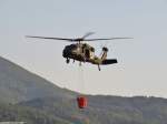 Sikorsky UH-60 BLACK HAWK  der U.S.ARMY (028573) mit Löschwasser-Außenlastbehälter, eingesetzt zur Waldbrandbekämpfung bei Dragas. Aufgenommen bei Prizren, August 2015.
