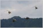 Zwei Mal Bell OH-58B  Kiowa  vorne und zwei Mal SIKORSKY S-70  BLACK HAWK  des ÖBH bei der Airpower13 in Zeltweg/Österreich.