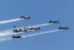 5mal CJ-6 Nanchang in Formation und unten rauscht der Albatros N25AL durch.