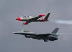 Schne Formation...ein Fouga Magister und die belgische Solo-Display Maschine berfliegen Kleine - Brogel.