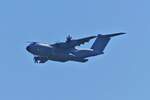 Das Luxemburgisch belgische Militr Flugzeug Airbus A400M / CT-01 / NSN 104, beim berflug des Armeegelndes in Diekirch, am Tag der offenen Tr bei der luxemburgischen Armee.