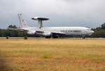 AWACS  LX-N 90445, einer der beiden Einsatzverbände der NATO-Frühwarnflotte eine Maschine von 16 steht auf dem Rollfeld  der  Nato Air Base in Geilenkirchen.
