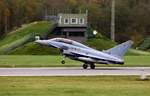 30+17 Eurofighter der Luftwaffe bei der Landung in Laage, 26.10.2017, von der Terrasse am zivilen Teil des Flughafens RLG aus aufgenommen.