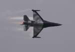 Niederländische F-16 bei einem High-Speed Pass...die feuchte Luft kondensiert über der Fläche. Das Foto stammt vom 16.06.2006