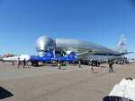 2 F 16C Fighting Falcon der Thunderbirds, N591EM und N593EM vor der NASA Super Guppy N941NA bei der Sun`n Fun Airshow am Lakeland-Linder International Airport (LAL/KLAL), am 16.4.2026