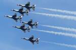 Die Thunderbirds, mit ihren F-16C Fighting Falcons, in enger Formation bei ihrer spektakul�ren Performance im Rahmen der Sun`n Fun Aero Expo am 19.4.2026 am Lakeland-Linder Int. Airport (LAL/KLAL) 