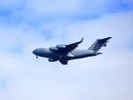 Gleich nochmal abgelichtet, weil eben so selten am Berliner Himmel. Ob da wohl Material und Mobiliar fr die neue amerikanische Botschaft in Berlin transportiert wird (reine Spekulation)? Jedenfalls erstaunlich leise fr diese Gre, der McDonell C 17 Globemaster der U.S. AIR FORCE 0106, 04.05.08. 