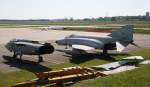 Phantom F-4F II des ehemaligen Jagdgeschwaders 72  Westfalen  37+58 der Luftwaffe hat sich zum Tornado-Fragment der 43+73 des AG 51 gesellt, Aufnahme vom 22.05.2014 auf dem Flughafen Neubrandenburg-Trollenhagen. Hier sind auch die fehlenden Teile des Tornado erkennbar, die bislang scheinbar in einer Halle lagen.

