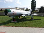 MIG 19PM, Verbesserte MiG-19PF von 1957 mit besserer Raketenbewaffnung und Funkmessvisier, zwei Strahltriebwerke TL Tumanski RD-9B, Kennung 28, Szolnok Luftfahrtmuseum Ungarn (08.09.2018)