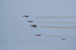 Statt durch seine Teamkameraden hindurch zu fliegen mute die einzelne Northrop F5-Tiger II der Patrouille Suisse im rechten Bildrand auf der ILA Berlin-Schnefeld am 12.06.10 an ihnen vorbeiziehen.