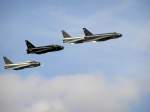 Englische Electric „Lightning“ im Formationsflug. Interessant deshalb, da es sich um die letzten noch fliegenden Exemplare handelt. Stationiert bei dem Internationalen Flughafen  Kapstadt. Das letzte Modell, die XP693 wurde erst 2006 wieder hergerichtet und macht somit das vierte Flugzeug aus in der Reihe. Atemberaubend auch deshalb, wenn die Formation der vier Lightning’s den Nachbrenner ausntzen, 2000 Liter Jet A1 Benzin in der Minute verbrauchen und 200000 PS erzeugen. Aufgenommen am 23. September 2006 bei der Luftschau in Kapstadt.