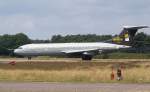 So muss ein Flugzeug klingen...diese VC10 mit einer Sonderlackierung zum 90ten Geburtstag der Einheit rauscht über die Startbahn. Das Foto stammt vom 17.07.2007