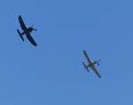North American P-51 D Mustang, OO-NZW und Vought F4U-5 Corsair, D-FCOR, Flugplatz Gelnhausen (EDFG), 11.7.2026