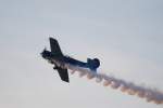 Showflug mit Smoke ein Yak-52 aufgenommen bei den Flugtagen Lbeck auf den Flughafen Lbeck Blankensee am 27.09.08