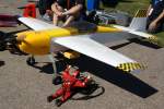 ohne, unbekanntes Propellerflugzeug um Fallschirmspringer (RC) abzusetzen ?, 40-Jahre Jubilums-Airmeeting des DMFV (Deutscher Modellflieger Verband) auf dem Flugplatz der Fa.  GROB AIRCRAFT  am 07.07.2012 

