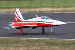 Modell der Northrop F-5 Tiger in Farben der Patrouille Suisse auf der JetPower-Messe 2016 am Flugplatz Bengener Heide in Bad Neuenahr-Ahrweiler.