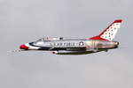 Modellflugzeug North American F100D Super Sabre in der Bemalung der Thunderbirds.