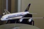 Gromodell eines Airbus A380-800 von Singapore Airlines in einem Bro in Karlsruhe (Januar 2009)