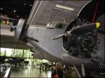 In der Hauptstelle des Deutschen Museums in München ist eine alte Ju 52 ausgestellt. Hier ist ein Teil der Verkleidungen eines der Propellertriebwerke hochgeklappt. (Juli 2004)