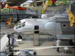 In der Außenstelle des Deutschen Museums in der Flugwerft Schleißheim ist dieser Prototyp eines VSTOL-Transportflugzeuges vom Typ Dornier DO 31 zu sehen. Dieses Flugzeug wurde in den 60er Jahren des letzten Jahrhunderts als Kampfzonentransporter für die deutsche Bundesluftwaffe entwickelt, ging aber nicht in die Serienproduktion. (Juli 2004)
