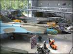 In der Außenstelle des Deutschen Museums in der Flugwerft Schleißheim waren im Juli 2004 zahlreiche Militärflugzeuge ausgestellt, so auch die schwedische Saab Draken (vorne) oder der unverkennbare