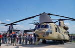Boing-Vertol CH-47 Chinook. Transporthubschrauber mit gegenläufigen Rotoren. Diese Anordnung spart den vertikalen Rotor am Heck. Nachteil: kann nicht im Autorotationsverfahren landen wenn einer der Drehflügel ausfällt. Foto: ILA 2018