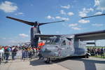 0050. Bell/Boing CV-22A  Osprey . Die CV-22A der US Air Force ist ein sog.  Tiltrotor Aircraft . Die beiden Triebwerke können vertikal geschwenkt werden. Dadurch ist ein senkrechter Start möglich (VTOL). Zwei an Gondeln schwenkbare Rolls-Royce AE 1107C-Liberty Triebwerke mit je 6150PS (4600kW). Zwei Piloten. Foto: ILA 2018