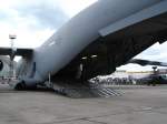 C-17 Globemaster,amerikanischer Militärtransporter,  da passen etwa 80t rein,bequem über Heckrampe und-luke einzuladen,  Berlin ILA 2006