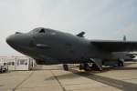 Boing B-52H Stratofortress. Die Maschine kam von der Barksdale AFB im Staate Louisiana, U.S.A. Hier ein paar techn.Daten: L=48m; H=13m; Spannweite=56m; Vmax.=1045km/h; Gewicht=85t; Max. Startgewicht=221t; Reichweite=14160km; Antrieb=8 Turbinen TF33-P-3/103; Besatzung=5 Personen; Kosten=65Mio.$ Foto: ILA Berlin 2010