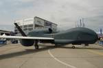 Euro Hawk. Hochfliegende, unbemannte Drohne. Spannweite=39,9m; L=14,5m; H=4,7m; Max.Abfluggewicht=14,6t; Max.Flughhe=18,3km; Max.Flugdauer=30 Stunden. Foto: ILA Berlin 2010