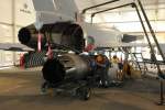Da gab es etwas wirklich spannendes zu sehen. Wartungspersonal der Bundeswehr und Techniker/in von EADS aus Manching/Obb. demonstrierten den Triebwerksaus-/einbau eines EJ200 am Eurofighter EF 2000 (Typhoon). Der Austaus eines Triebwerks dauert ca.45 Minten !!!  Foto: ILA Berlin 2010
