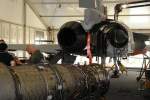 Triebwerkstausch am Eurofighter EF 2000. Jetzt deutlich im Triebwerkschacht zu erkennen, die beiden Stahlseile an denen das Triebwerk beim Ausbau hing. Auf dem Triebwerk im Vordergrund der Befestigungspunkt fr das Stahlseil. Foto: ILA Berlin 2010