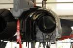 Triebwerkstausch am Eurofighter EF 2000. Blick in den Triebwerksschacht. Im Hintergrund der Schacht fr den Lufteinla. Der Einbau des Triebwerks erfolgt logischer Weise in umgekehrter Reihenfolge wie der Ausbau. Das Triebwerk wird auf dem Transportwagen unter dem Schacht positioniert. Dann werden die beiden Stahlseile an der Oberseite des Triebwerks befestigt. Mit Hilfe des Kurbelmechanismus an den beiden  Galgen  wird langsam und gleichmig das Triebwerk nach oben in den Schacht gekurbelt (angehoben). Foto: ILA Berlin 2010