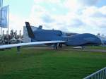 Global Hawk RQ-4, das größte unbemannte Luftfahrzeug, ein von der amerikanischen Firma Northrop Grumman gebauter Langstreckenaufklärer (Drohne), Erstflug 1998, hier eine Attrappe bei der ILA 2006 in Berlin, 