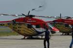 Partnerland der ILA 2008 ist Indien. Im Bild ein Hubschrauber aus indischer Produktion. (HAL, Hindustan Aeronautics Limited). Im Hintergrund demonstriert die Bundesluftwaffe das Abfangen eines Eindringlings in den eigenen Luftraum. Ein Eurofighter zwingt einen Tornado zur Landung. Foto: ILA 2008 Berlin, 30.05.2008