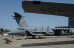 McDonnel Douglas F-15E, Strike Eagle im Schatten einer C-130J (Hercules) im Vordergrund und einer C-5 Galaxy im Hintergrund. An der Kennung am Heck  LN  ist zu erkennen das die Maschine von der RAF Air Base Lakenheath, England kommt. Wer die Kennungen und Ziffern selbst  einmal entschlssel mchte:  US Air Force Tail Codes  bei Google eingeben. Foto: ILA 2008, 30.05.2008 