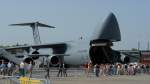 Sieht aus wie ein Wal. Lockheed C-5, Galaxy. Bei einer Ladekapazitt von 122000kg bedeutet das auch etwas Durst fr die Triebwerke. In 12 Tanks, verteilt auf die Tragflchen, passen 194370l Sprit. Foto: ILA 2008, 30.05.2008