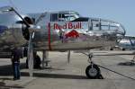 North American B-25J Mitchel von 1945. Da braucht eine Putze sicherlich ein paar Bchschen vom Getrnk um das Metall zu wienern. Aber es soll ja Flgel verleihen... Foto: ILA 2008, 30.05.2008 